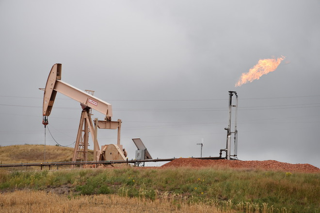 Máy bơm dầu ở Williston, Bắc Dakota, Mỹ ngày 6/9. (Nguồn: AFP/TTXVN) OPEC “tiến thoái lưỡng nan” sau chiến thắng của ông Donald Trump ảnh 1