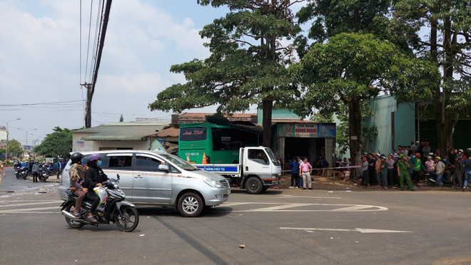 Vụ xe khách lao vào nhà dân tại Gia Lai: 8 người được cấp cứu kịp thời ảnh 1