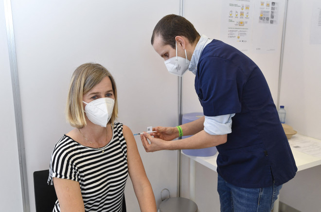 Tiêm vaccine ngừa COVID-19 tại Zaventem, Bỉ. (Ảnh: AFP/TTXVN) Bỉ sẽ tiêm mũi thứ 3 cho những người bị suy giảm hệ miễn dịch ảnh 1