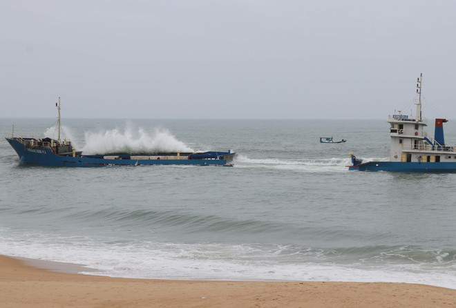 Thời tiết bất lợi, khó tiếp cận rút dầu, ứng cứu tàu hàng Hoàng Gia 46 ảnh 1