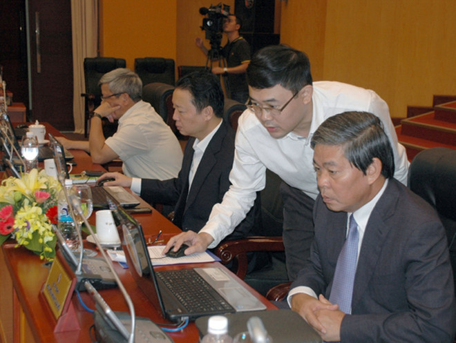 Bộ trưởng Nguyễn Minh Quang và các Thứ trưởng nghiên cứu trả lời câu hỏi của người dân và doanh nghiệp. (Ảnh: TNMT) Lĩnh vực đất đai "nóng" với 80% câu hỏi giao lưu trực tuyến ảnh 1