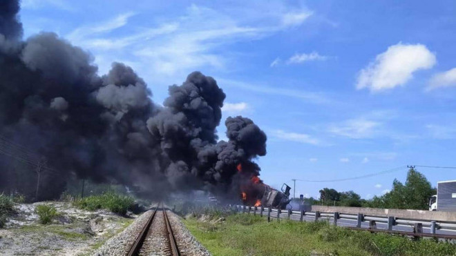 Quảng Trị: Xe tải lao vào dải phân cách rồi bốc cháy dữ dội ảnh 1