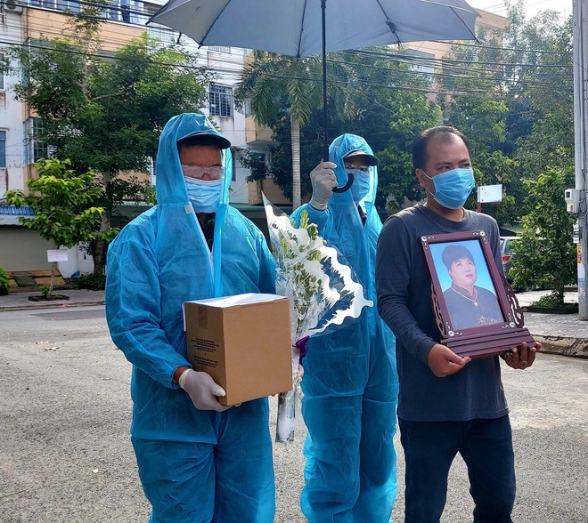 Cần Thơ: Bàn giao tro cốt người dân tử vong do dịch về với gia đình ảnh 1