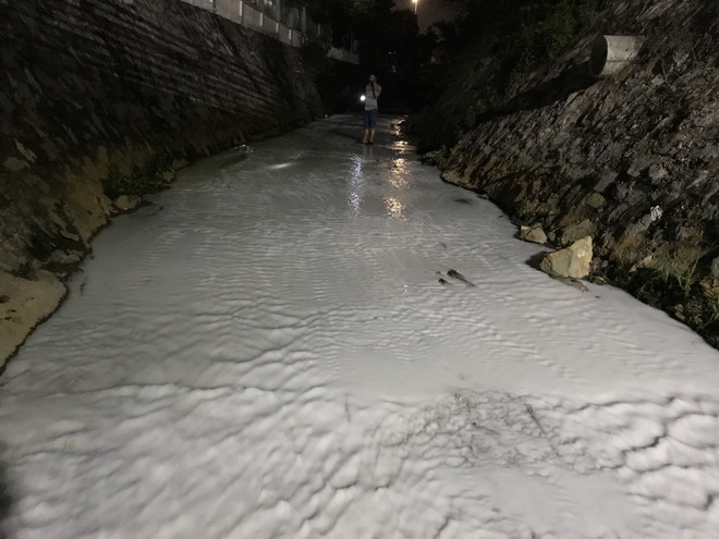 Bình Dương: Suối Sọ lại đổi màu, nổi bọt trắng xóa kéo dài ảnh 1