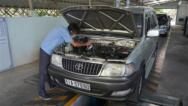 Quy trình kiểm tra phương tiện vào đăng kiểm tại Trung tâm đăng kiểm xe cơ giới 70.01S, thành phố Tây Ninh. (Ảnh: Thanh Tân/TTXVN) Gần 1,4 triệu xe có thể tự động giãn chu kỳ kiểm định thêm 6 tháng ảnh 1