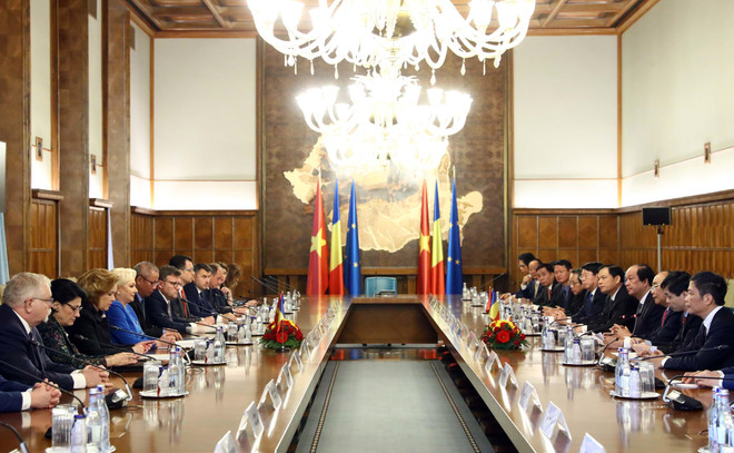 Thủ tướng Nguyễn Xuân Phúc và Thủ tướng Romania Viorica Dancila tiến hành hội đàm. (Ảnh: Thống Nhất/TTXVN) Tuyên bố chung Việt Nam-Romania nhân chuyến thăm của Thủ tướng ảnh 1
