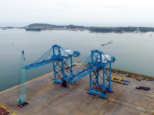 2 cẩu trục “Made in VietNam” đến Cảng Nhà máy lọc dầu Nghi Sơn ảnh 1