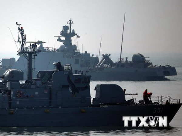 Tàu chiến Hàn Quốc tuần tra khu vực gần biên giới trên biển phía tây ngày 1/4. (Nguồn: AFP/TTXVN) Triều Tiên phủ nhận nã pháo gần tàu chiến Hàn Quốc ảnh 1