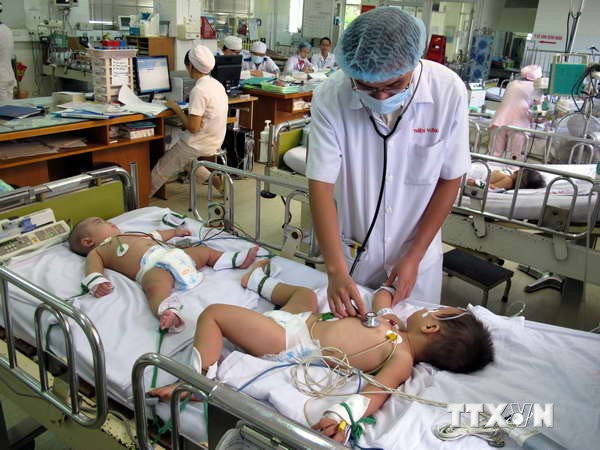 Điều trị bệnh nhi bị tay chân miệng ở Thành phố Hồ Chí Minh. Ảnh minh họa. (Nguồn: TTXVN) Đồng Nai giám sát dịch bệnh ở nhà trẻ tư, nhà trọ công nhân ảnh 1