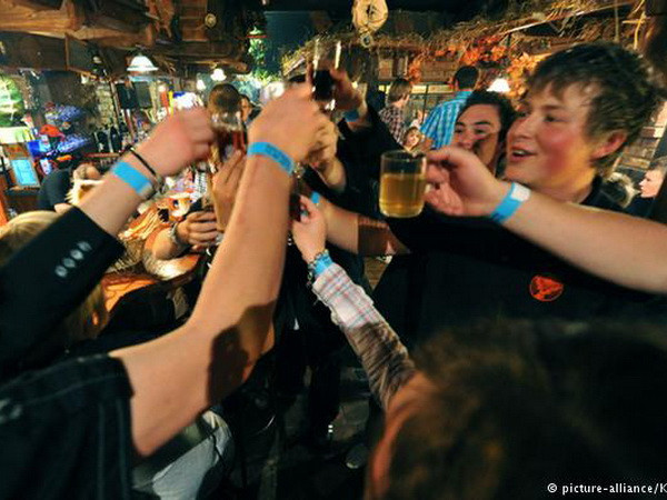 Quốc hội Bồ Đào Nha siết chặt luật liên quan rượu và thuốc lá ảnh 1