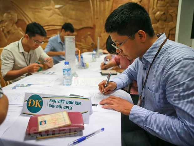 Người dân ngồi nhà có thể cấp, đổi được giấy phép lái xe trực tuyến ảnh 1