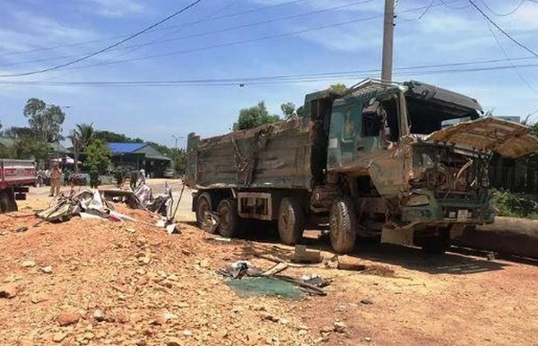 Xe tải lật, đè bẹp xe con làm 3 người tử vong đã hết hạn đăng kiểm ảnh 1