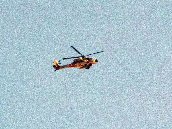 Máy bay trực thăng Apache của Israel bay tại khu vực dải Gaza ngày 5/10. (Nguồn: AFP/TTXVN) Israel cải tiến hệ thống vũ khí sử dụng trên trực thăng Apache ảnh 1