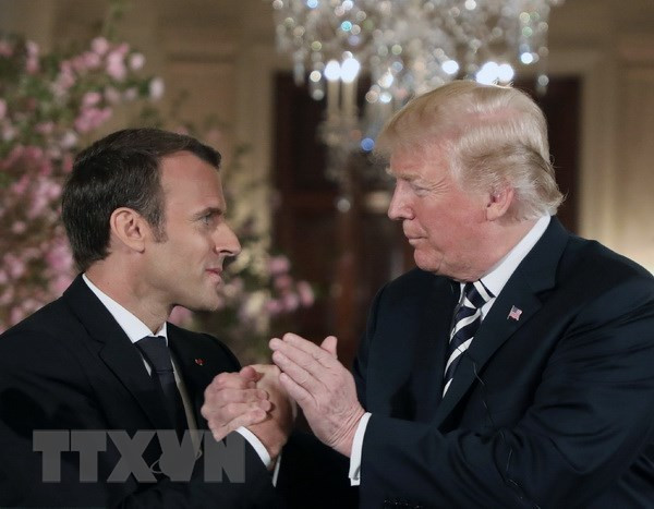 Tổng thống Mỹ Donald Trump (phải) và Tổng thống Pháp Emmanuel Macron (trái) tại cuộc họp báo ở Washington, DC. (Nguồn: AFP/TTXVN) Sự kiện quốc tế 23-29/4: Bước chân lịch sử của ông Kim Jong-un ảnh 2