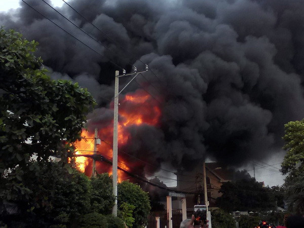 Cháy nhà cao tầng kèm nhiều tiếng nổ lớn, 4 người bị bỏng nặng ảnh 1