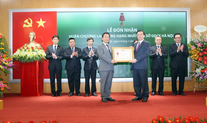 HNX đón Huân chương Lao động trong phiên giao dịch đầu Năm mới ảnh 1