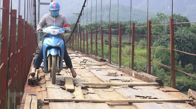 Người dân vui mừng khi cầu treo bắc qua sông Bôi được sửa chữa ảnh 2