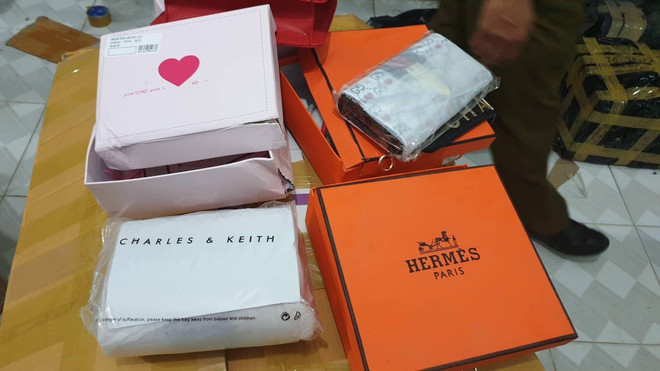 Tạm giữ số lượng lớn túi xách nghi giả nhãn hiệu nổi tiếng ảnh 1