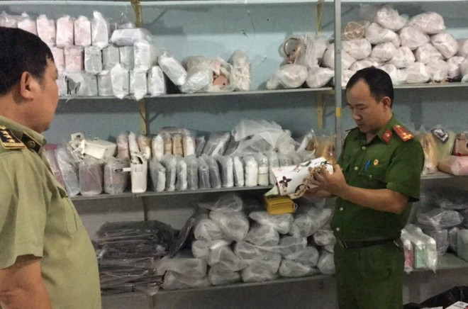Tạm giữ số lượng lớn túi xách nghi giả nhãn hiệu nổi tiếng ảnh 2