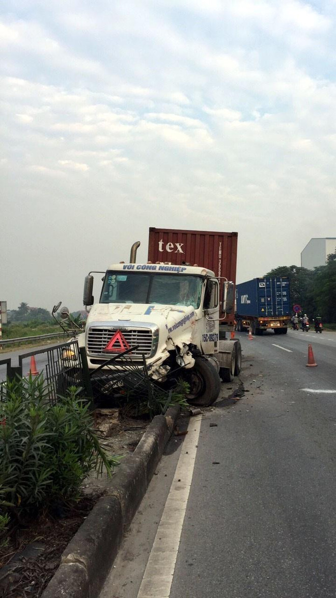 Hiện trường vụ tai nạn. (Nguồn: TTXVN) Hải Dương: 2 xe container va chạm khiến 1 người chết cháy ảnh 2