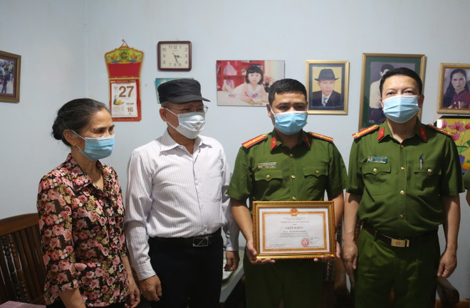 ​Khen thưởng Thiếu tá công an dũng cảm cứu thai phụ có biểu hiện tự tử ảnh 1