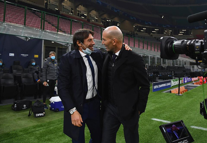 Conte (trái) đã chia tay Inter và có thể sẽ thay Zidane dẫn dắt Real Madrid. (Nguồn: Getty Images) Chia tay Inter Milan, Conte thay Zidane dẫn dắt Real Madrid? ảnh 1
