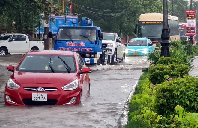 Quảng Bình: Mưa lớn gây ngập cục bộ ở thành phố Đồng Hới ảnh 1