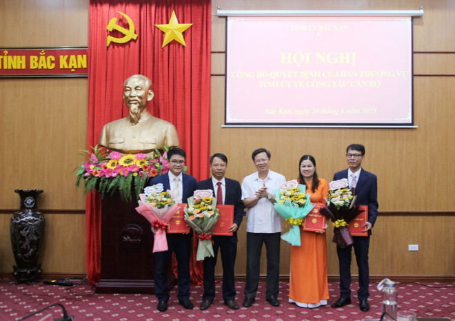 Bắc Kạn điều động, bổ nhiệm nhiều cán bộ lãnh đạo, quản lý ảnh 1