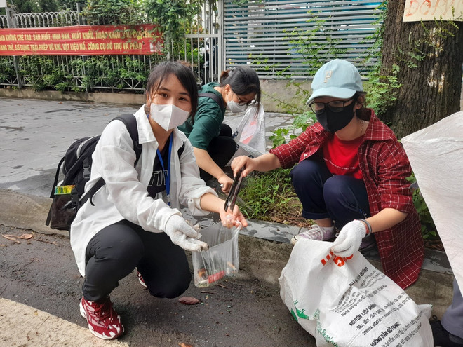 Hơn 700 tình nguyện viên tham gia thu gom rác thải vì Thủ đô ‘xanh' ảnh 1