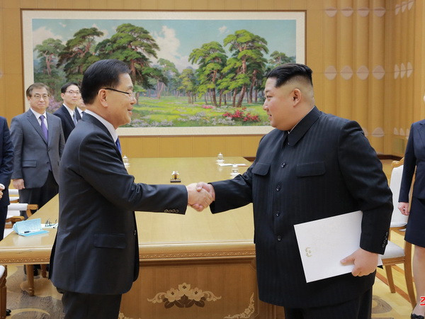 Cố vấn An ninh quốc gia Hàn Quốc Chung Eui-yong (trái) trong cuộc gặp với Nhà lãnh đạo Triều Tiên Kim Jong-un, tại Bình Nhưỡng ngày 5/3. (Nguồn: YONHAP/ TTXVN) Mỹ-Hàn-Nhật thúc đẩy cho các cuộc đối thoại sắp tới với Triều Tiên ảnh 1