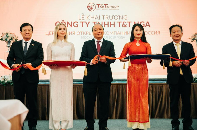 Thủ tướng Chính phủ Nguyễn Xuân Phúc, Phó Thủ tướng Chính phủ Trịnh Đình Dũng cùng Chủ tịch Hội đồng quản trị kiêm Tổng giám đốc Tập đoàn T&T Group Đỗ Quang Hiển cắt băng khai trương công ty T&T Nga Tập đoàn T&T Group thành lập công ty tại Liên bang Nga ảnh 1