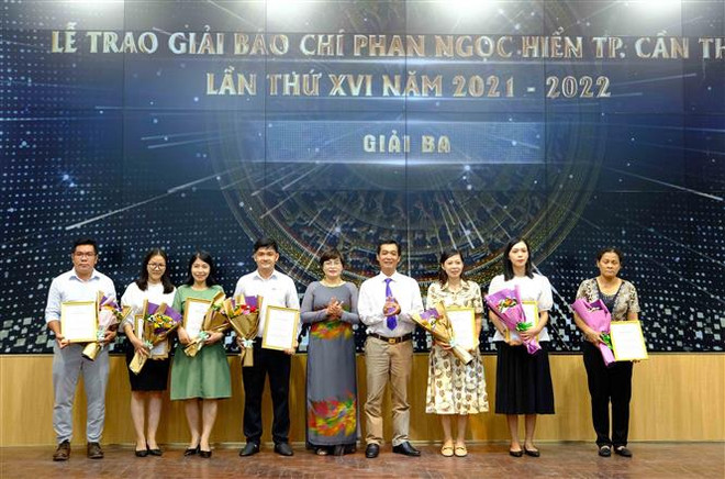 Trao giải cho các tác giả đoạt giải Ba giải báo chí Phan Ngọc Hiển thành phố Cần Thơ lần thứ XVI, năm 2021-2022. (Ảnh: Thanh Liêm/TTXVN) Các địa phương trao giải thưởng nhân ngày báo chí cách mạng ảnh 5