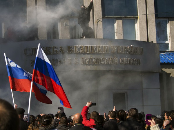 Tuần hành bày tỏ sự ủng hộ Nga bên ngoài Cơ quan an ninh Ukraine ở Lugansk ngày 6/4. (Nguồn: AFP/TTXVN) RIA: 96,2% người dân Luhansk ủng hộ độc lập cho khu vực ảnh 1