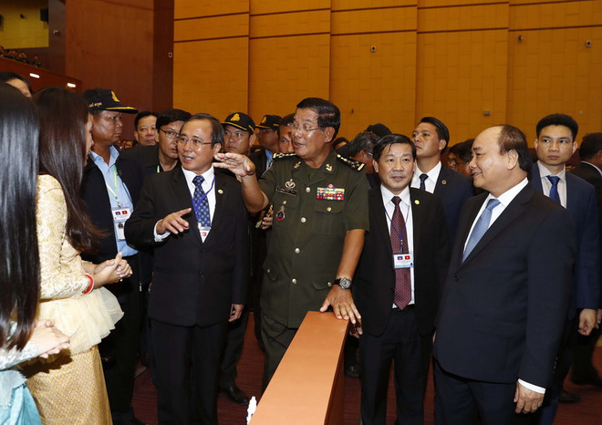 Thủ tướng Nguyễn Xuân Phúc và Thủ tướng Campuchia Hun Sen dự gặp mặt cán bộ, sinh viên, cựu chiến binh Việt Nam tham gia công tác, chiến đấu tại Campuchia. (Ảnh: Thống Nhất/TTXVN) Thủ tướng Campuchia Hun Sen thăm lại tỉnh Bình Phước sau 40 năm ảnh 1