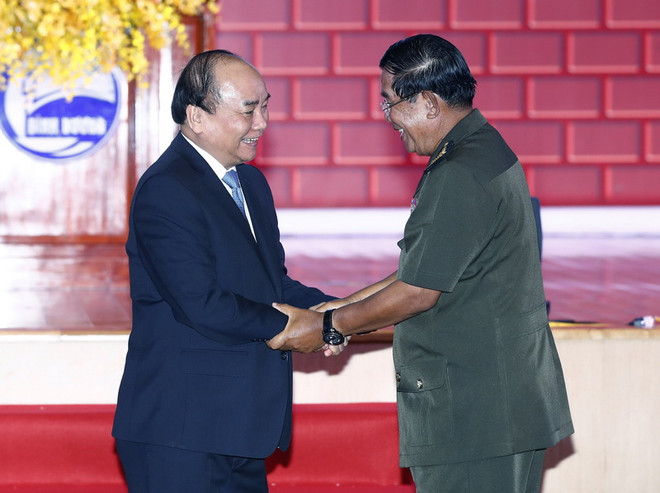 Thủ tướng hai nước tại buổi gặp mặt cán bô, sinh viên, cựu chiến binh Việt Nam tham gia công tác, chiến đấu tại Campuchia. (Ảnh: Thống Nhất /TTXVN) Thủ tướng Hun Sen ca ngợi tình đoàn kết giữa Việt Nam và Campuchia ảnh 1