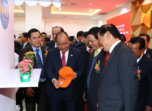 Thủ tướng Nguyễn Xuân Phúc thăm Hãng viễn thông Star Telecom tại Lào ảnh 3