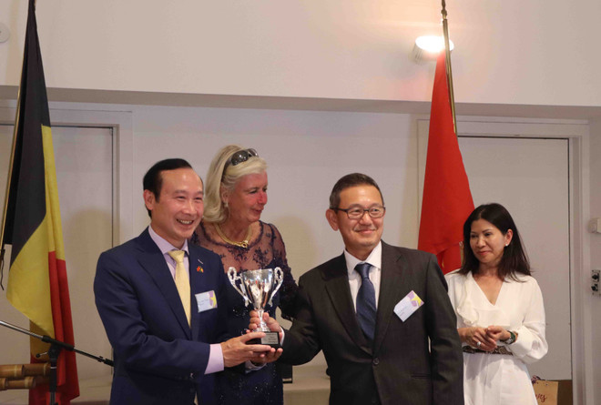 Ban Tổ chức Giải golf Ambassador’s Cup 2022 trao cúp cho một người thắng cuộc. (Ảnh: Hương Giang/TTXVN) Ủng hộ nạn nhân chất độc da cam VN từ giải golf Ambassador’s Cup ảnh 1