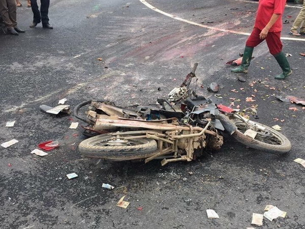 Ôtô đâm hàng loạt xe máy dừng chờ đèn đỏ, 5 người bị thương ảnh 1