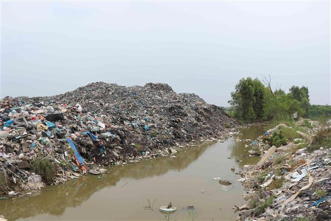 Truy tìm chủ xả trộm chất thải độc xuống kênh làm một người bỏng nặng ảnh 1