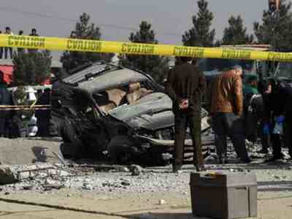 Xe cán phải bom làm gần 30 người thương vong ở Afghanistan ảnh 1