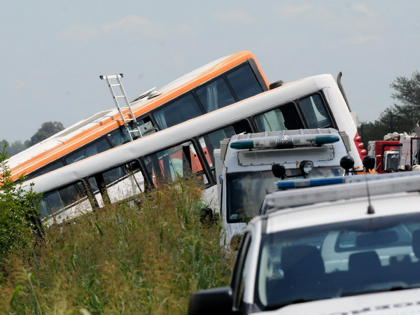 Tài xế ngủ gật, xe buýt lao vào xe ngược chiều làm 12 người chết ảnh 1