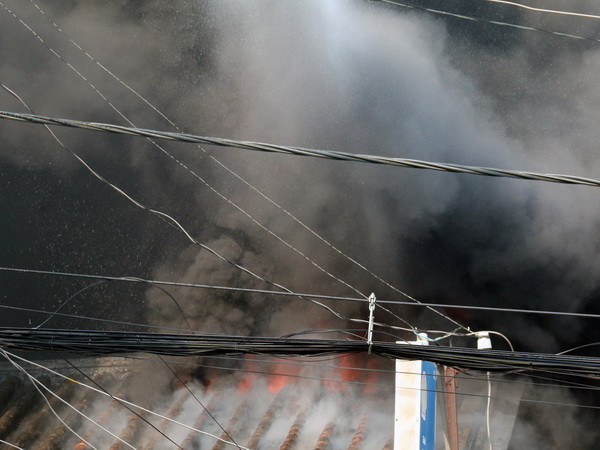 Nổ lớn kèm đám cháy thiêu rụi 10 gian hàng tại đền Mẫu Đồng Đăng ảnh 1