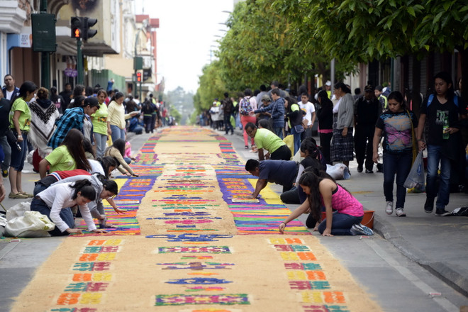 [Photo] Guatemala lập kỷ lục thế giới mới về thảm hoa dài 2.300m ảnh 1
