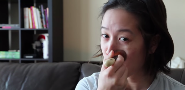 Khâm phục trước clip tự trang điểm của "đầu bếp mù" Christine Hà ảnh 1