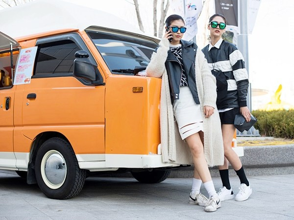 Tín đồ thời trang Hàn Quốc "đại náo" sàn diễn đường phố Seoul ảnh 13
