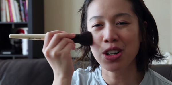 Khâm phục trước clip tự trang điểm của "đầu bếp mù" Christine Hà ảnh 5