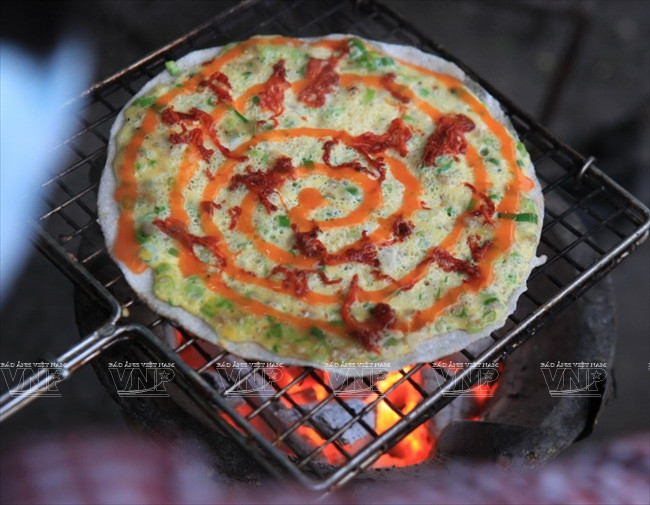 Thưởng thức món "Pizza Việt" ngon tuyệt của người dân Đà Lạt ảnh 3