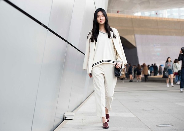 Tín đồ thời trang Hàn Quốc "đại náo" sàn diễn đường phố Seoul ảnh 16