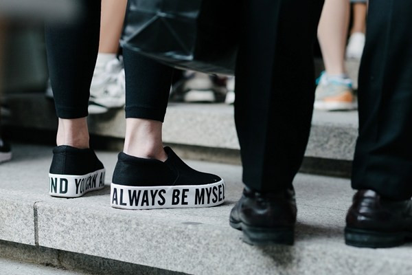 Tín đồ thời trang Hàn Quốc "đại náo" sàn diễn đường phố Seoul ảnh 34