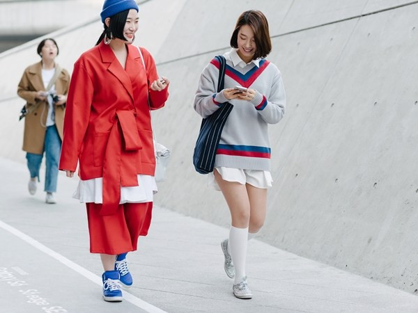 Tín đồ thời trang Hàn Quốc "đại náo" sàn diễn đường phố Seoul ảnh 20